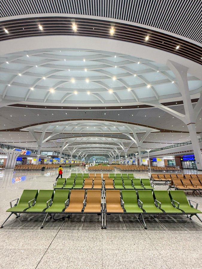 这个老外拍的图很漂亮啊，暖色调。
　　老外：我们从世界上最大的火车站乘坐了第一列