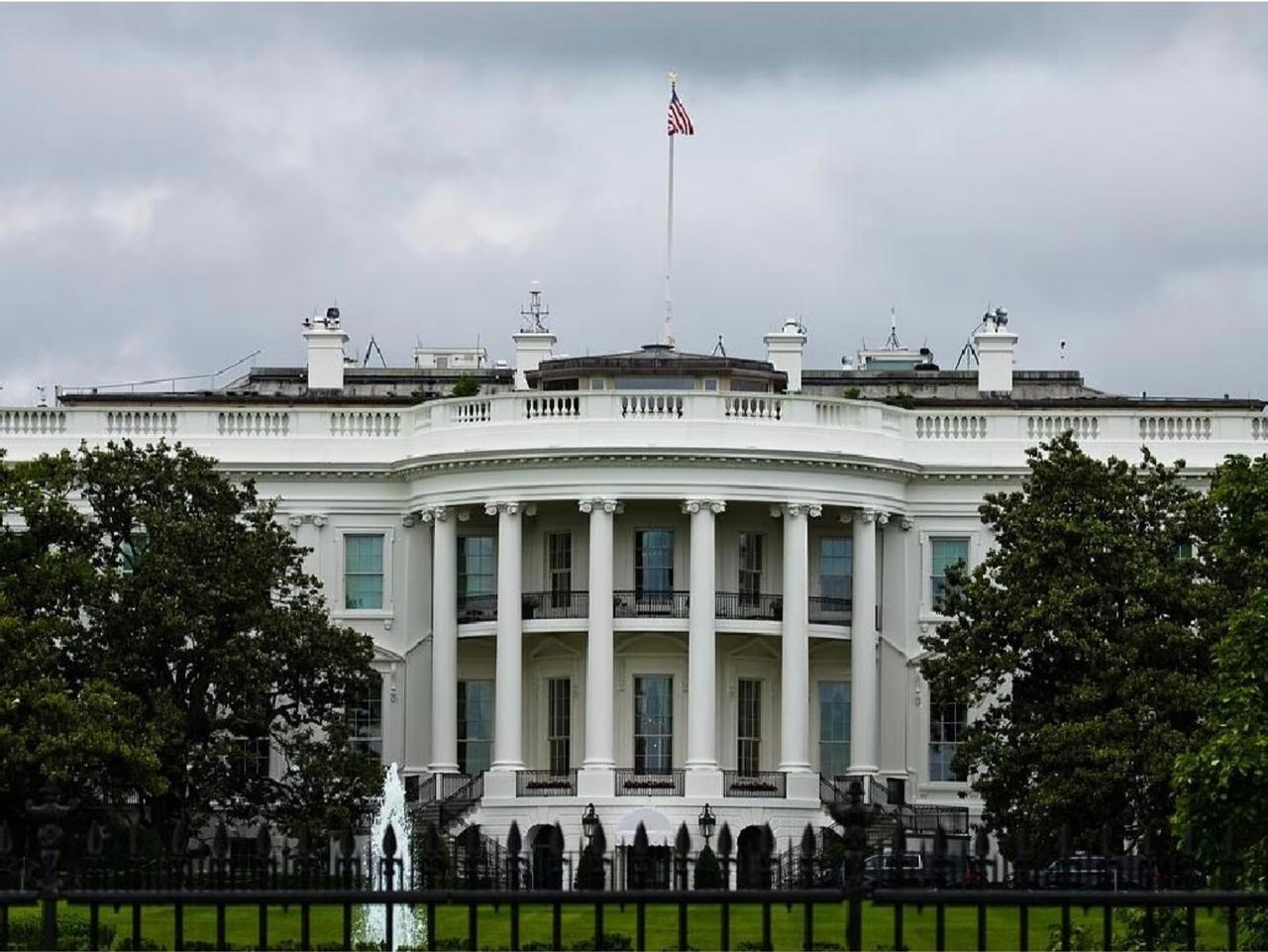 DeepSeek V4一出来，美国国务院坐不住了。

直接给全球驻外机构下了指令