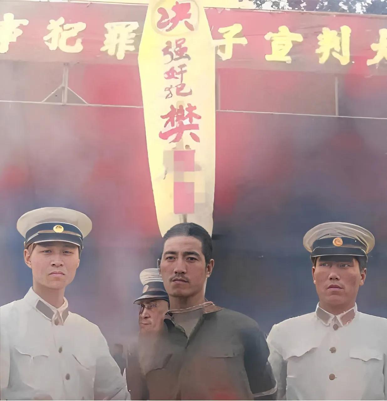 1983年，严打期间，一名即将被押赴刑场的死刑犯，镜头中的男子穿着中山装，已经被