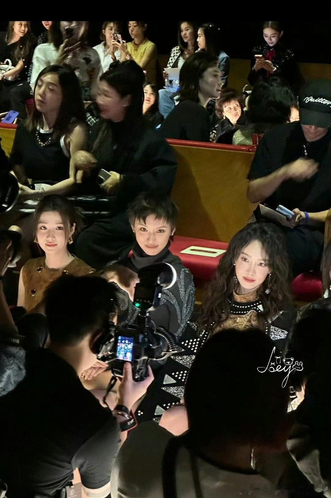 . 秀场同框颜值暴击！宋茜气场全开+卢昱晓灵动清甜，双美同框画面养眼到移不开眼 