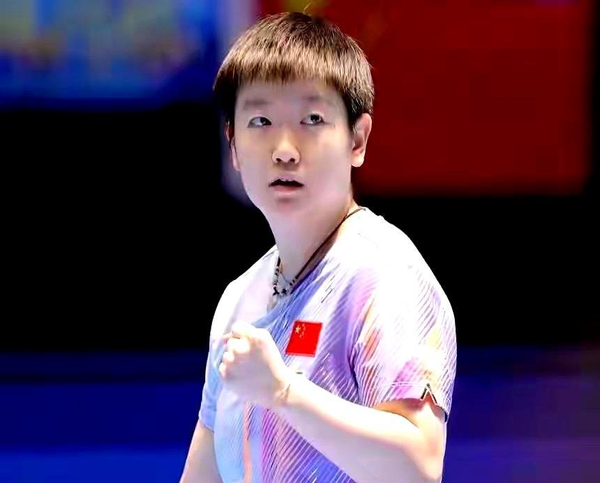 9比10，对方赛点，她仰天一声吼，把冠军抢了回来。
 
决胜局打到13比11，每