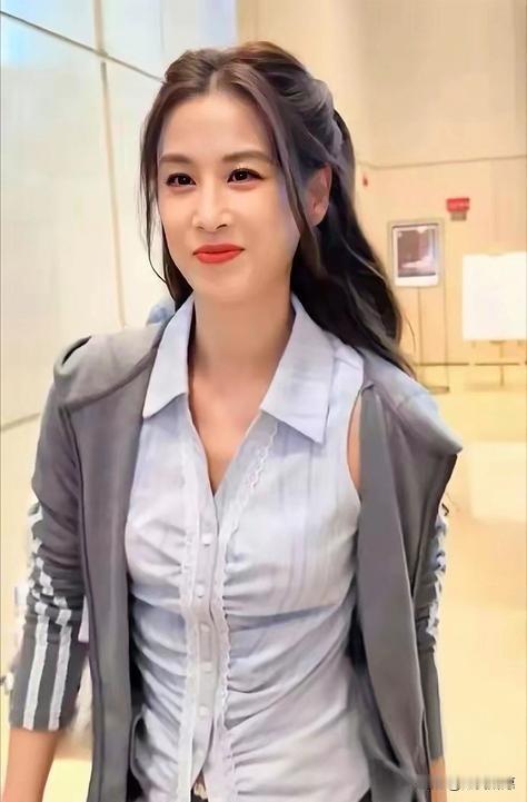 黄圣依给我上了一课：
什么叫爱自己？
不是买多贵的面霜，而是你敢不敢拒绝三十年的
