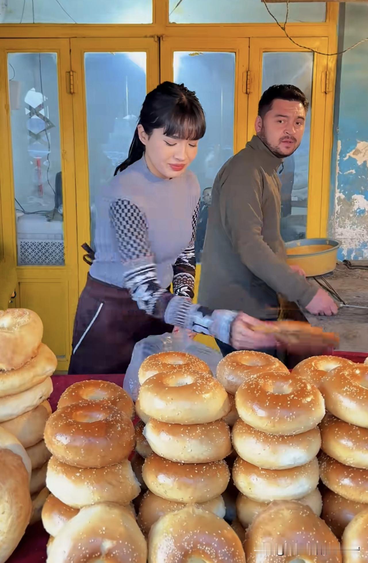 弟弟说：咱兄弟俩长大成人后，我去新疆打馕，你去打螺丝。
哥哥没听好，把打螺丝听成