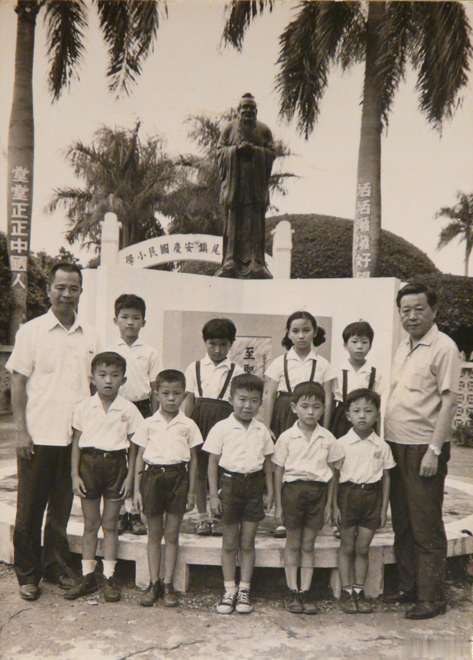 我小学一年级（或二年级）的照片，摄于我的母校——云林县虎尾镇安庆国民小学——大门