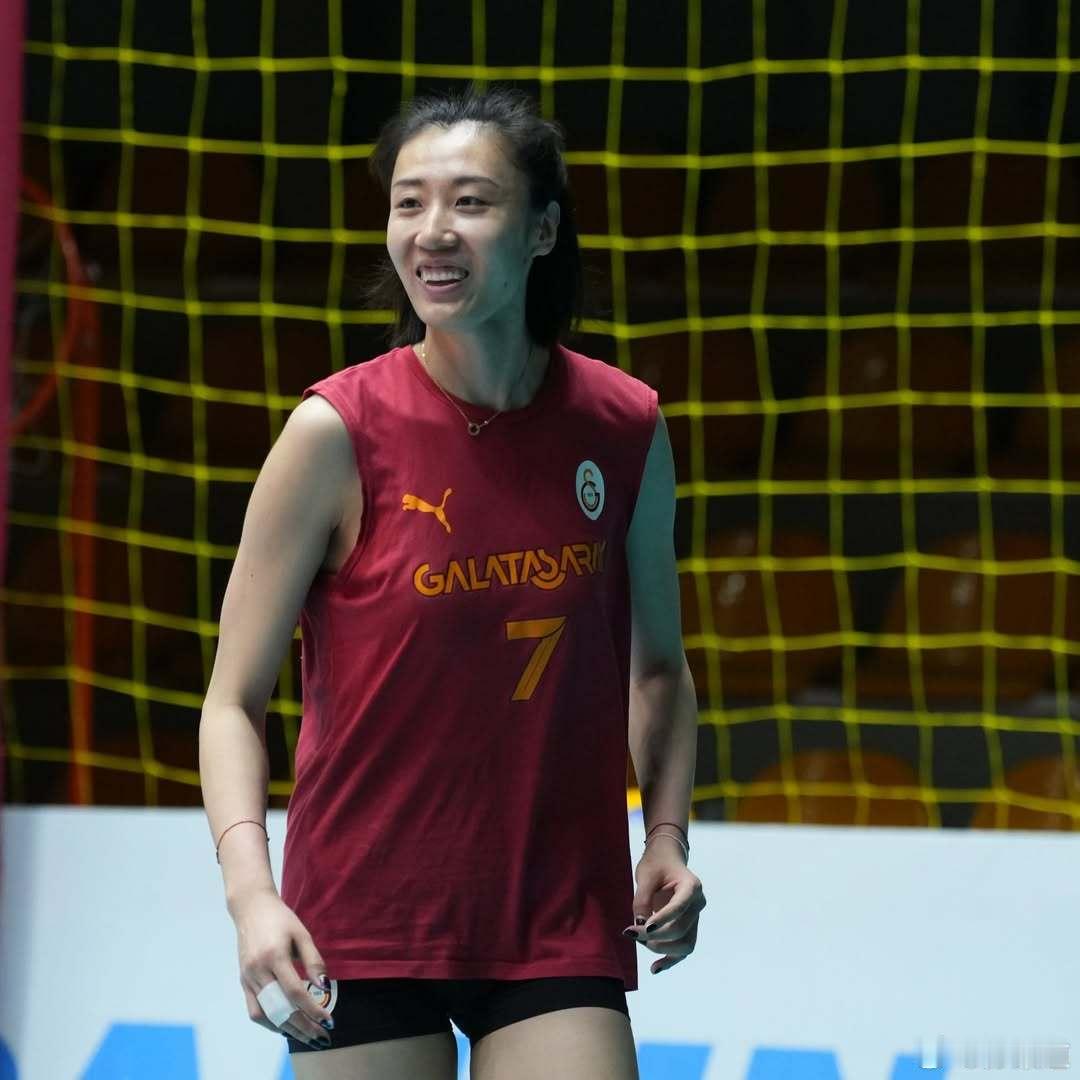 王媛媛王媛媛留洋第一季加拉塔萨雷更新球队训练照片，王媛媛放在第一张，不过这个不是