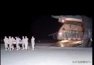 美军第一批死亡军人被装进棺材，从中东运回美国！
美国东部时间3月1日9时30分，