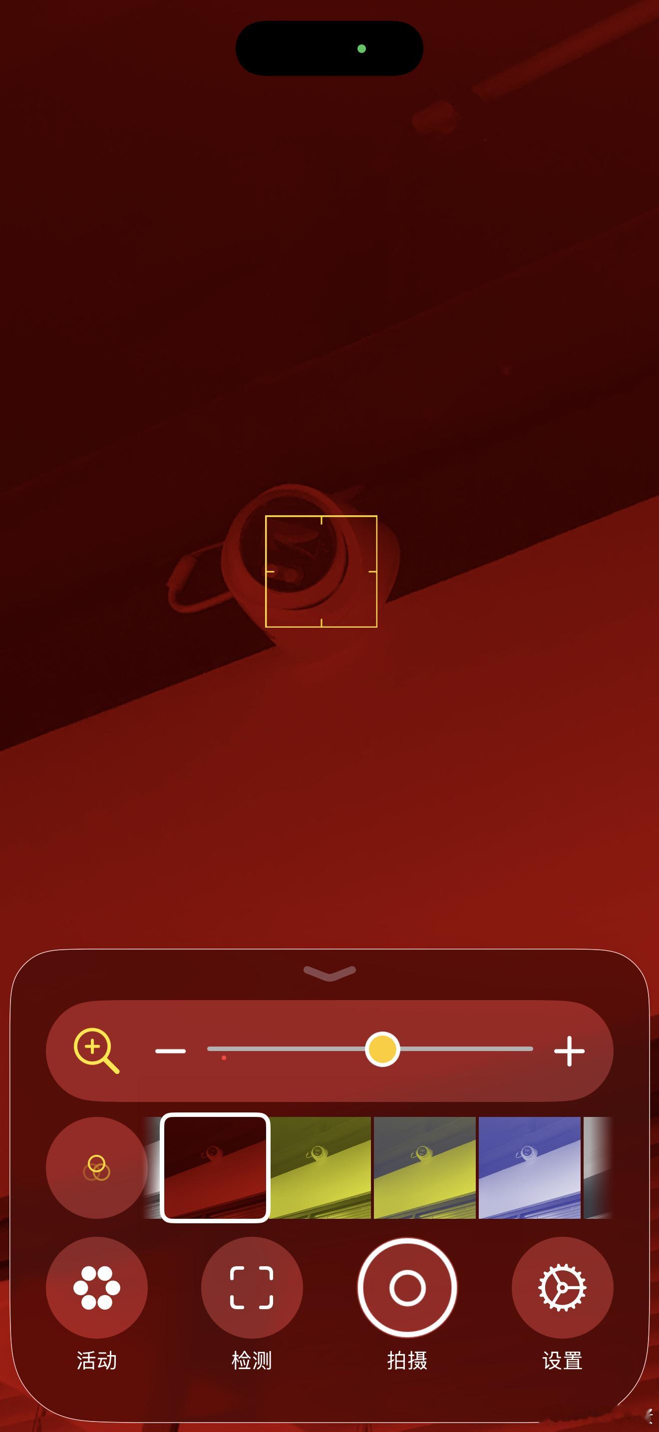 对着正在运行的摄像头试了试，并没有小红点，它只是针对没有红外功能的针孔摄像头，以