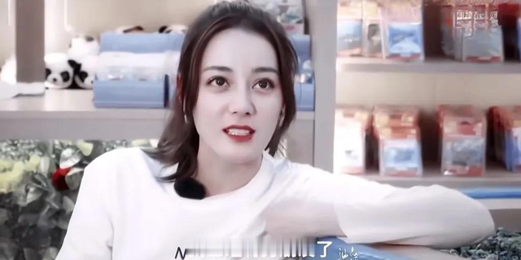 1月22日，易易紫在直播中声称娱乐圈所有女星都谈过恋爱，将话题指向迪丽热巴，这一