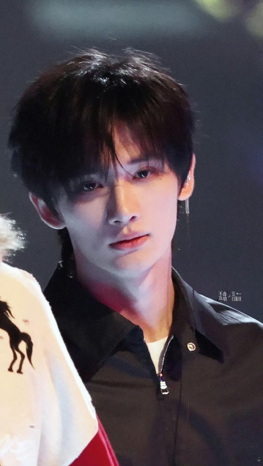 在张杰演唱会偶遇余宇涵今日份快乐是张杰和余宇涵给的!去看演唱会被偶遇就算了，居然