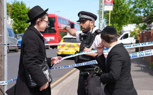 英国伦敦戈尔德斯格林社区昨日发生反犹袭击，两名受害者确认为34岁的美国公民什洛米