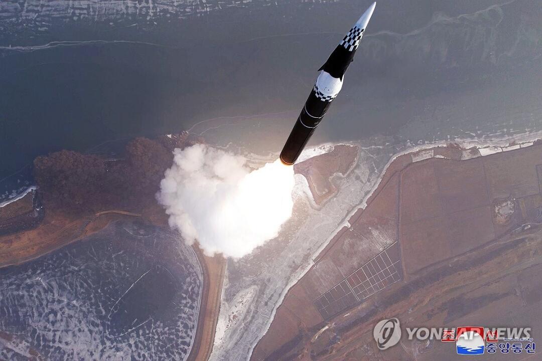 韩国称朝鲜向日本海发射弹道导弹。 图片为之前的发射任务