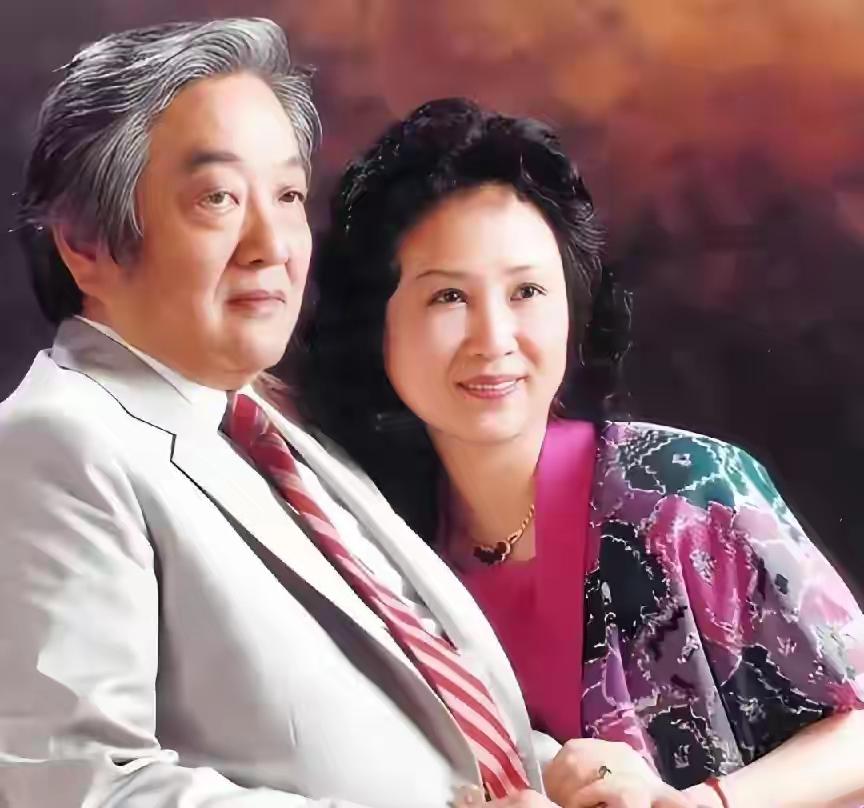 琼瑶的一生告诉世人:

     男人多学点平鑫涛，有本事把小三的钱骗到手送给原
