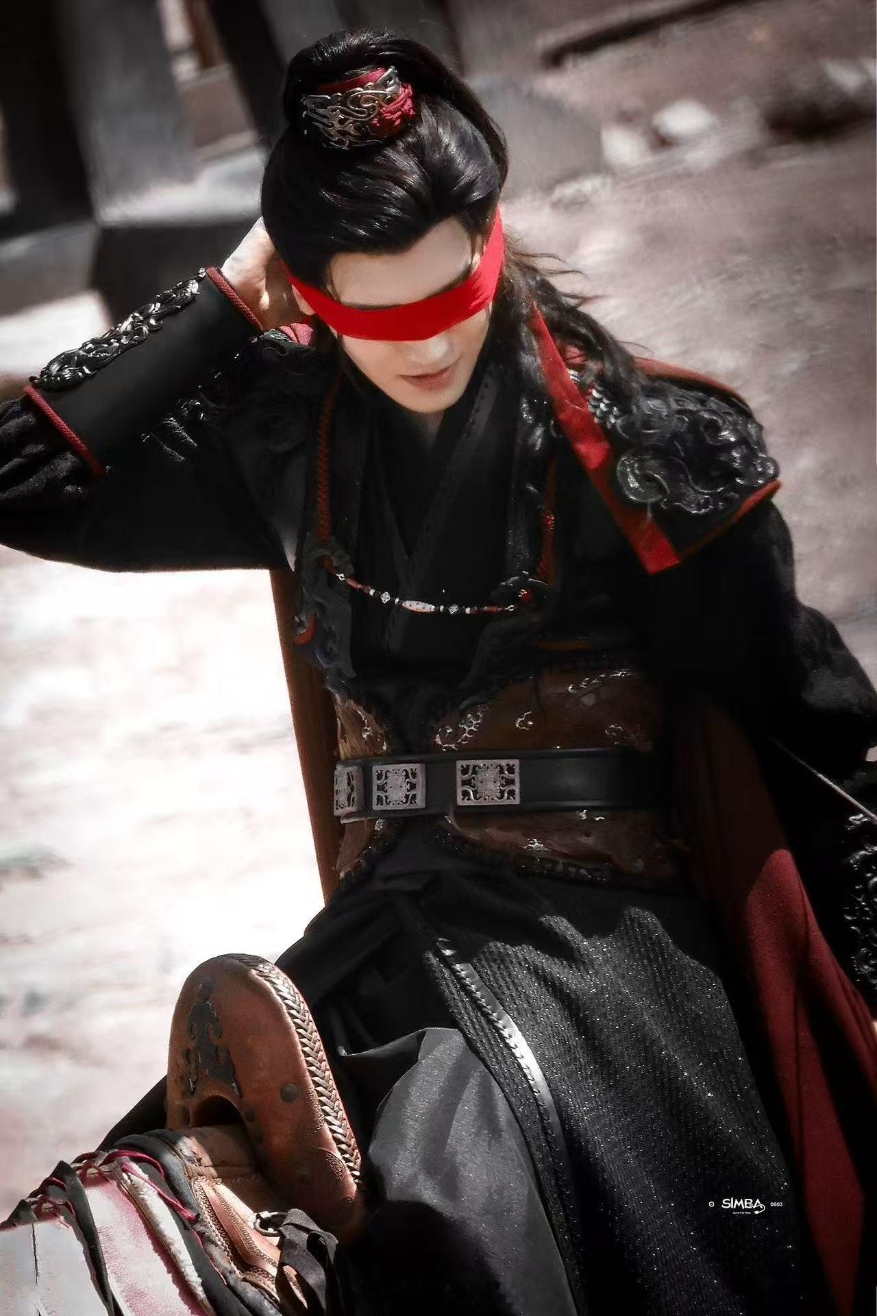 侯明昊顶着纯爱的脸尽干going人的事侯明昊这红绸造型，是策划给的“纯爱暴击”吧