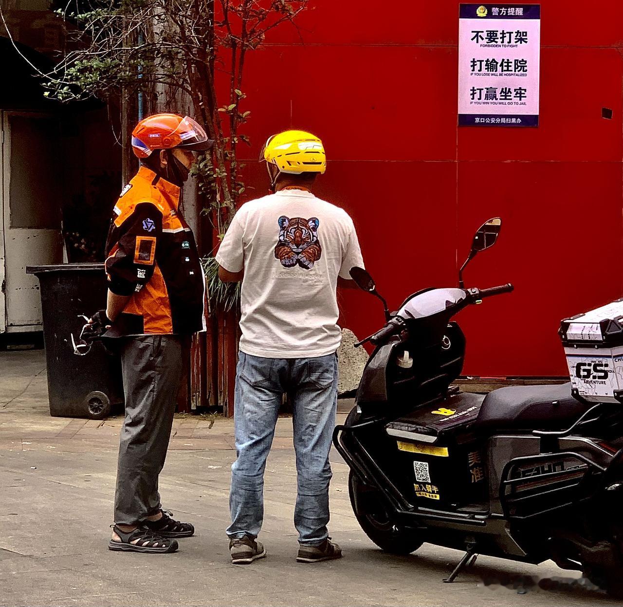 《等待送外卖的小哥》
穿梭在街巷里的橙与黄，是城市里最鲜活的流动日常。风里裹着烟