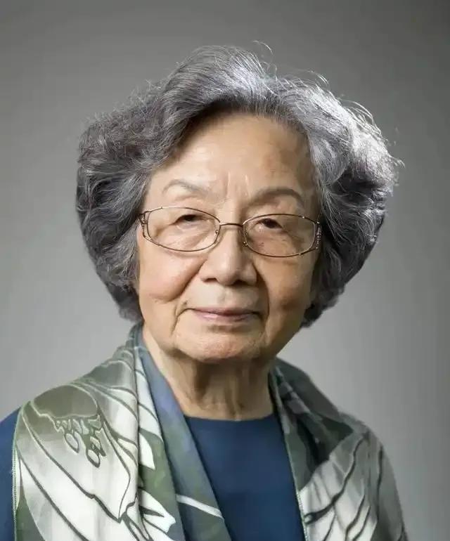 2024年11月24日，天津那天下着细密的小雨，叶嘉莹走完人生最后一程，享年一百