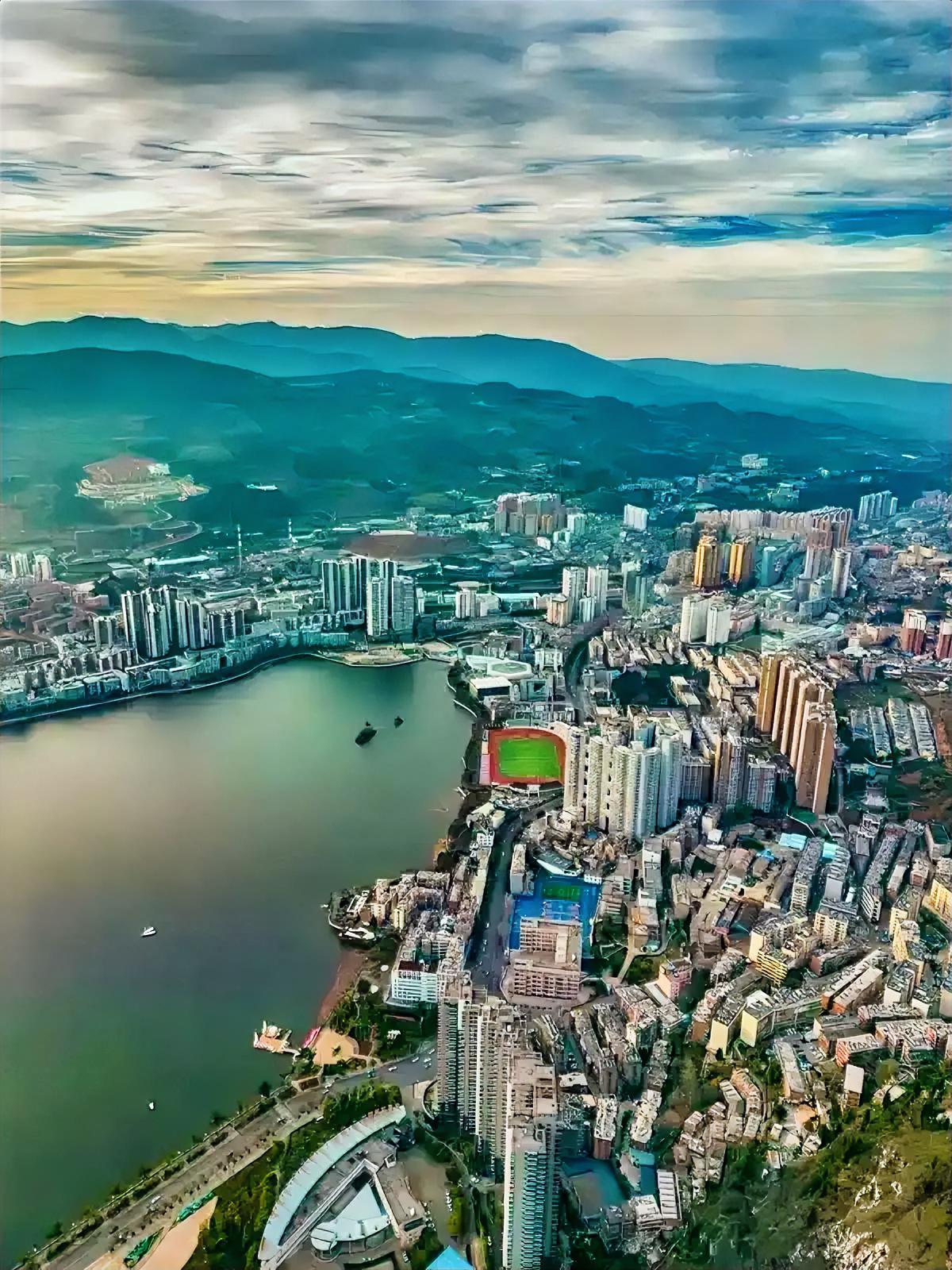 很遗憾个旧市夏季凉爽的自然气候，没能像六盘水那样充分利用，从而拉动当地经济发展。