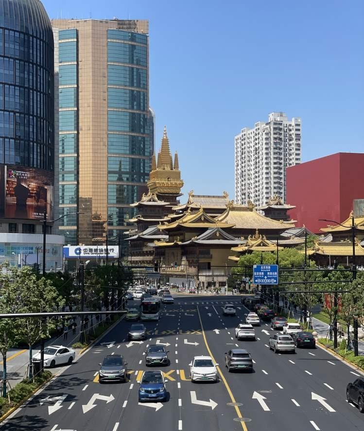上海静安寺独树一帜，硬生生扎根上海最贵的市中心核心地段，区位含金量全国独一份。