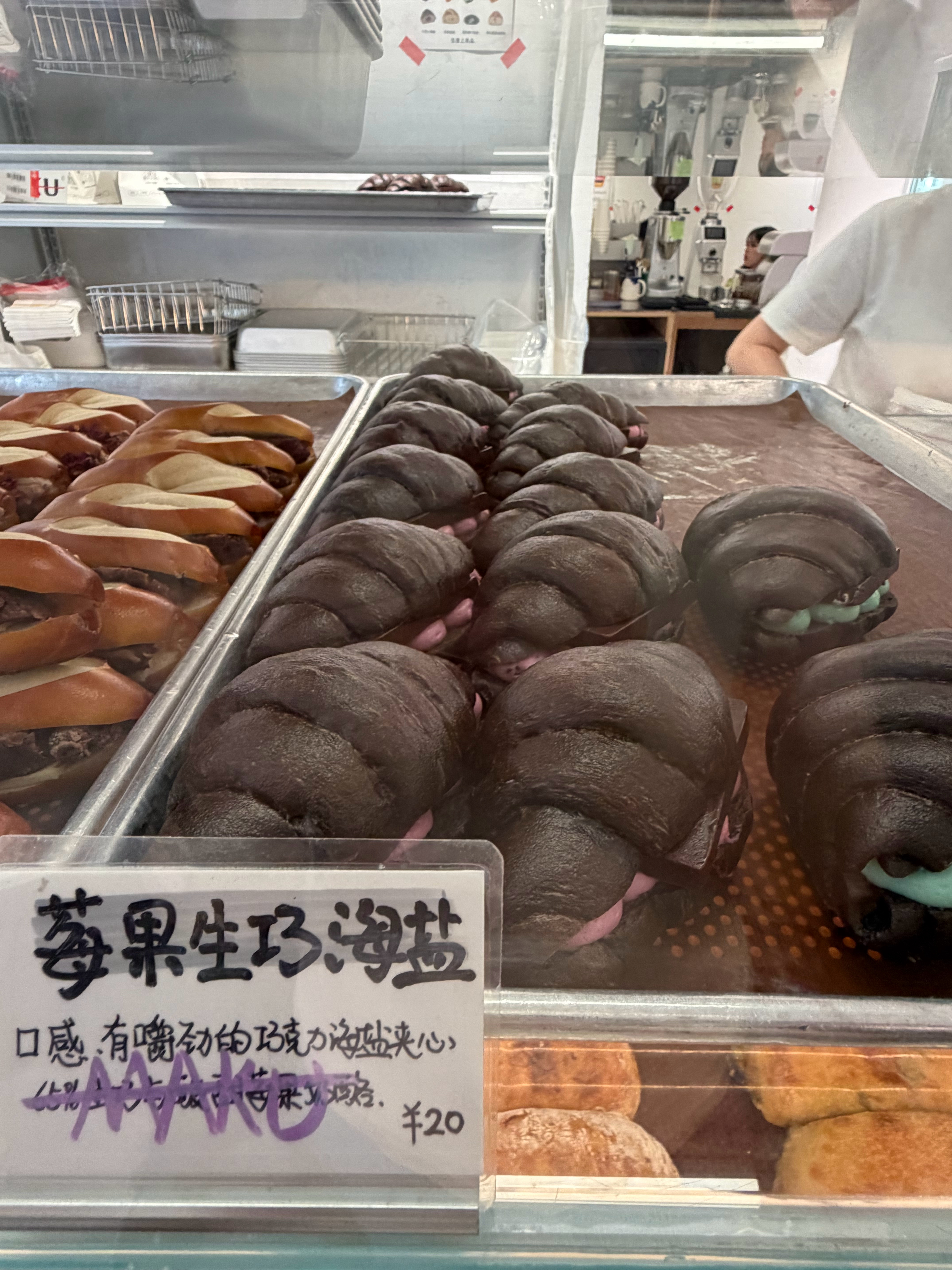 武汉的面包一条街，种类确实很多啊 不过我感觉热量都特别高武汉必逛的九大特色街区来