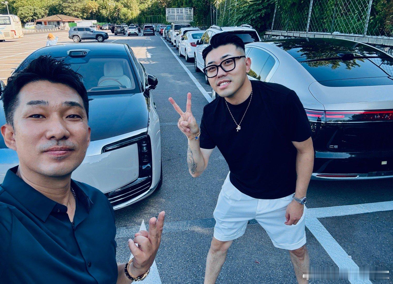 我俩这手势的意思是，俩宇、俩尊，欢迎来车库玩耍[胜利] ​​​