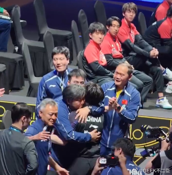 日乒队员看王楚钦夺冠时的表情王楚钦首夺世界杯冠军，激动相拥，全场沸腾！张本智和呆