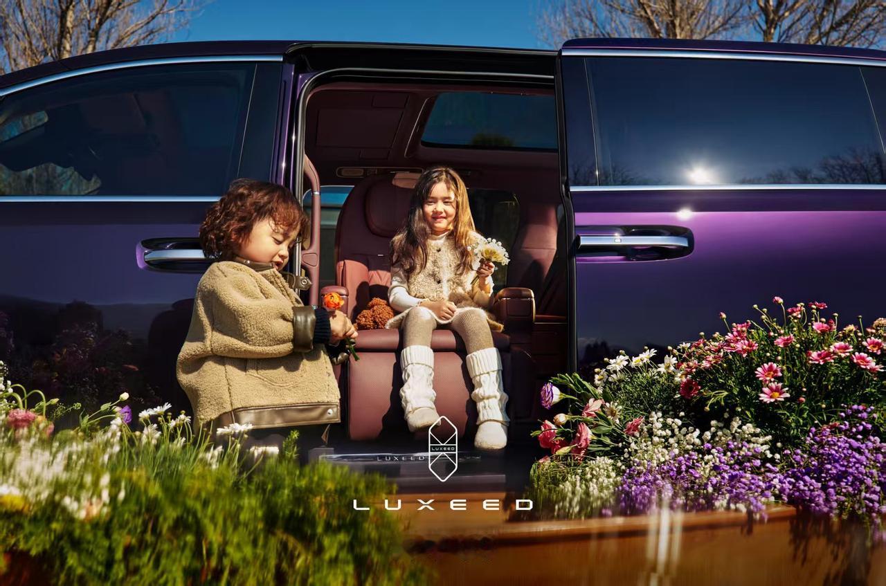 随着科技的进步与人们健康意识的提升，智界V9不仅在豪华配置上大放异彩，更通过车载