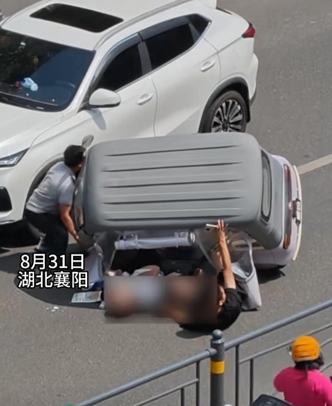 三轮车侧翻遇险，众路人合力撑起生命希望
 
8月31日，湖北襄阳街头发生惊险一幕