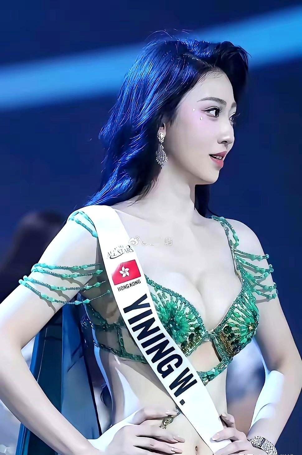 夜幕下哈尔滨走出的王艺凝，宛如一颗璀璨的东方明珠。
她就那么站在香港的舞台上，带