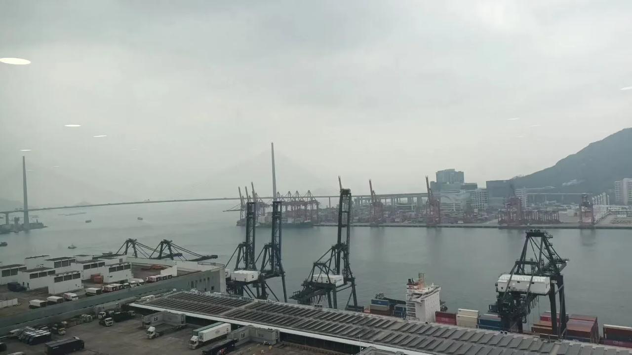 气温天色如初春，全球暖化四季不再分明，南方一袭夏秋装几乎可通用全年。