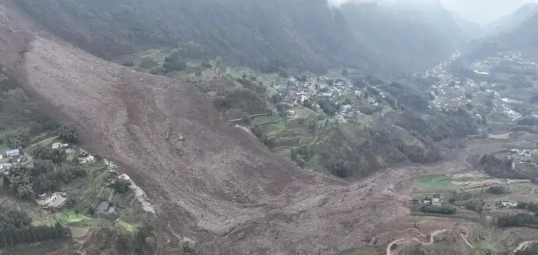 去年2月8日上午，四川宜宾筠连县沐爱镇金坪村2组突然发生山体滑坡，瞬间吞没多户房