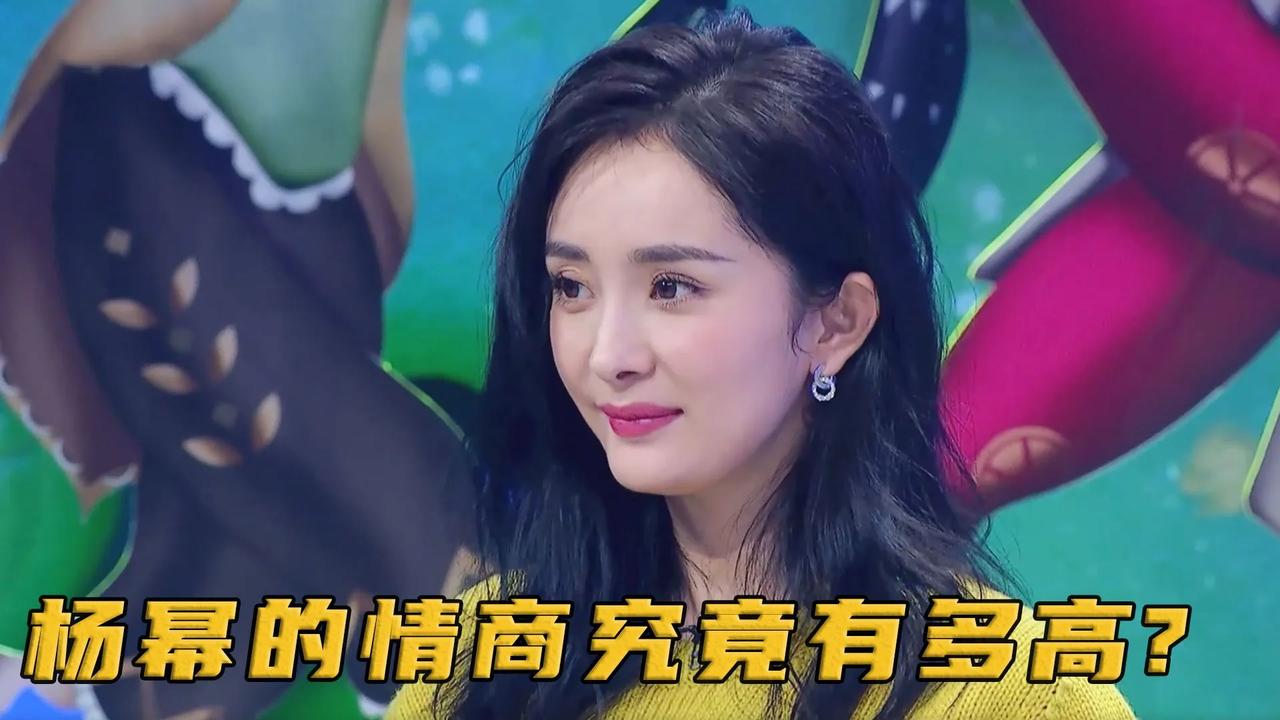 杨幂巴黎时装周亮相，手持华为三折叠手机抢镜。手机折叠精巧，展开宽广，拍照、观影皆