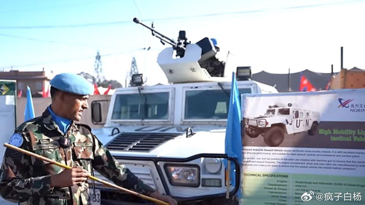 尼泊尔维和部队使用的中国造东风EQ2050型军用越野轻装甲车，其正在进行装备展示