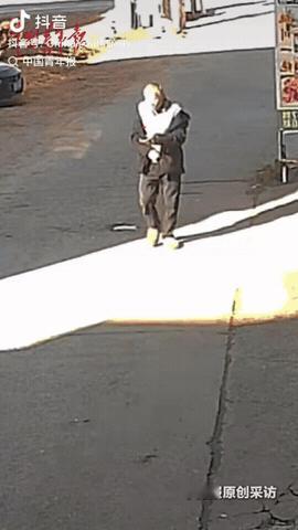 随意丢弃的烟头，引发了火灾。
湖南永州，一老人边走边丢了一个烟头在马路上，巧的是