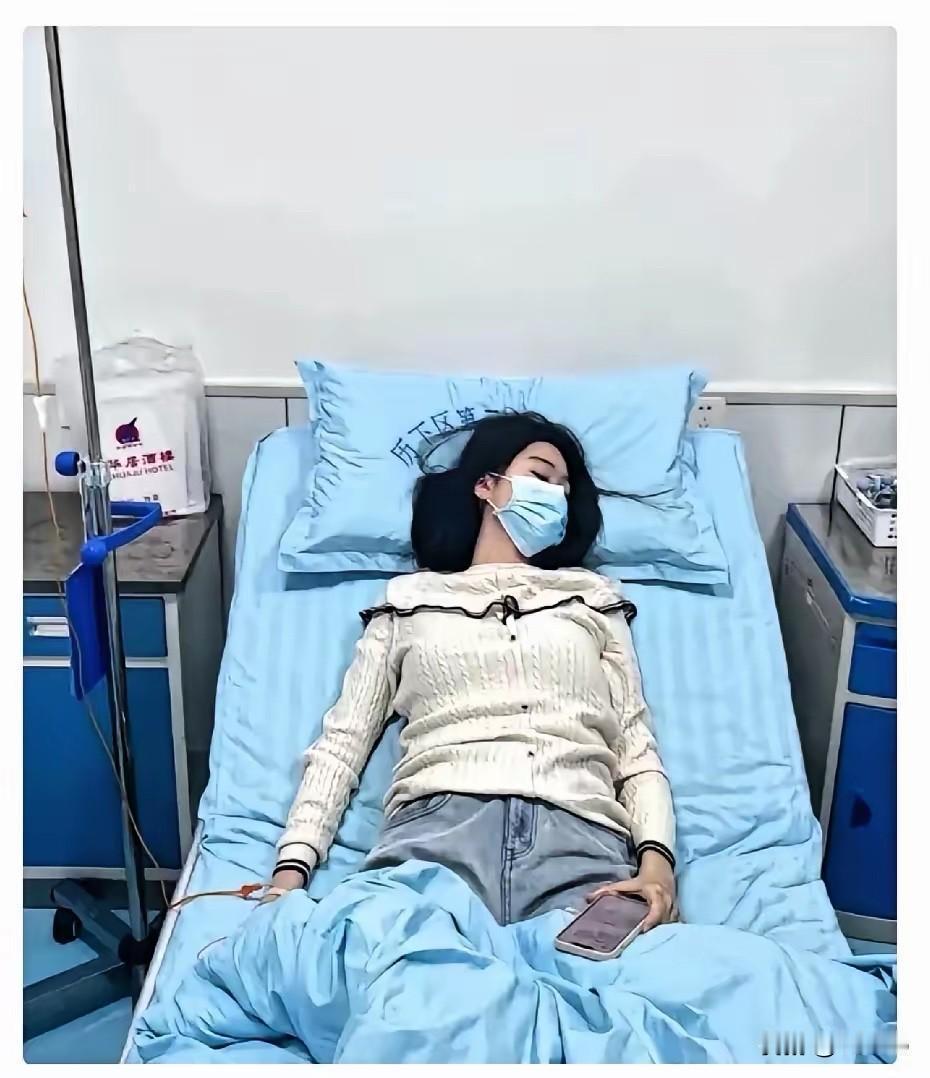 17岁高中生腹泻就医，肠镜发现结肠布满数百枚息肉

一名17岁高中生小林，只因反