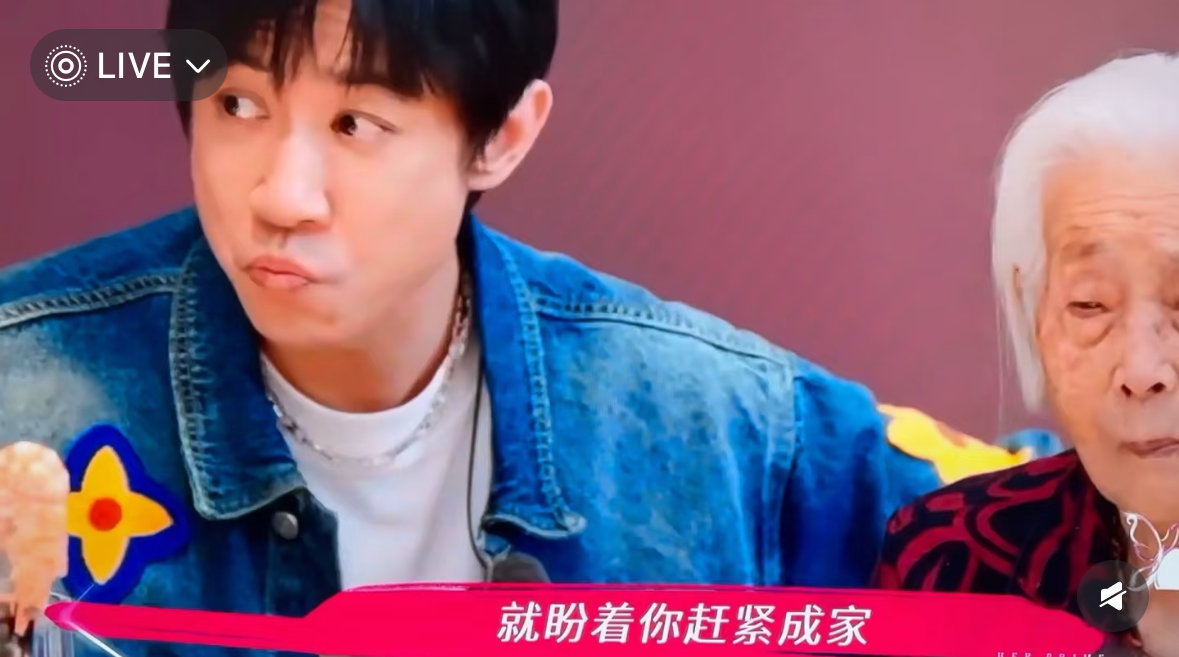 张维伊应该有神经系统的问题，有些动作不自觉地做出来，不受控制 ​​​