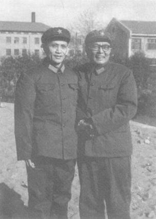 20世纪60年代，甘思和(左)与潘峰在一起。