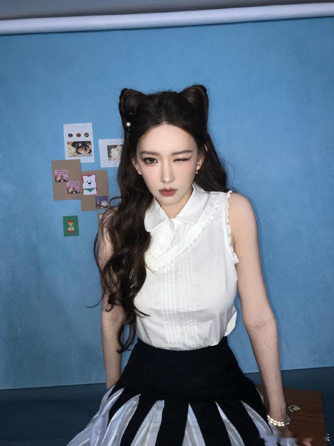 程潇完全小猫来的程潇最适配猫塑之人谁懂啊！这个猫耳造型直接把甜酷氛围感拉满了！白