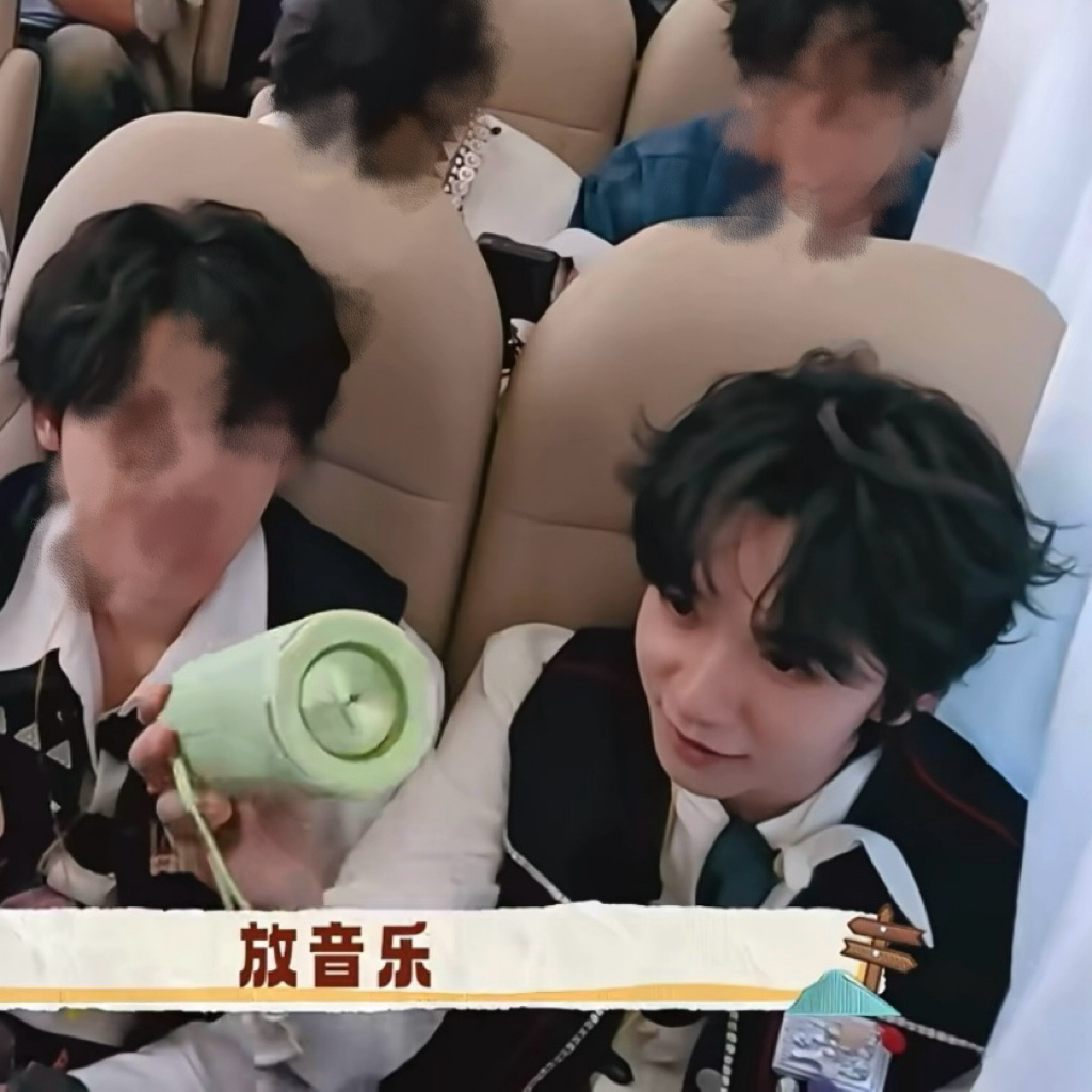 我们小宝出门录节目，带的是绿色的音箱欸！
