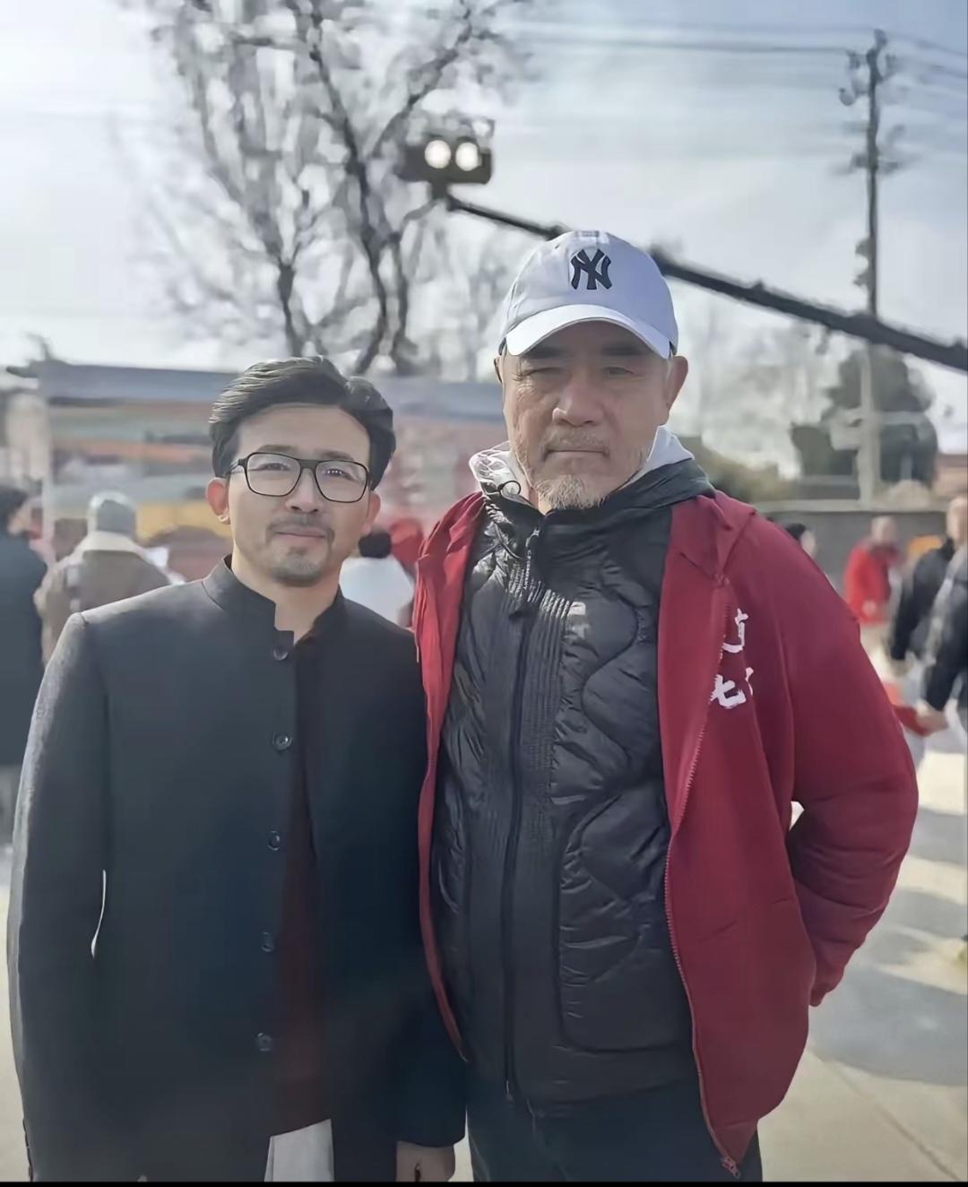 老戏骨陈宝国老喽！70岁了，咋看像80多岁了呢。胡须接近全白，戴着帽子是为了遮挡