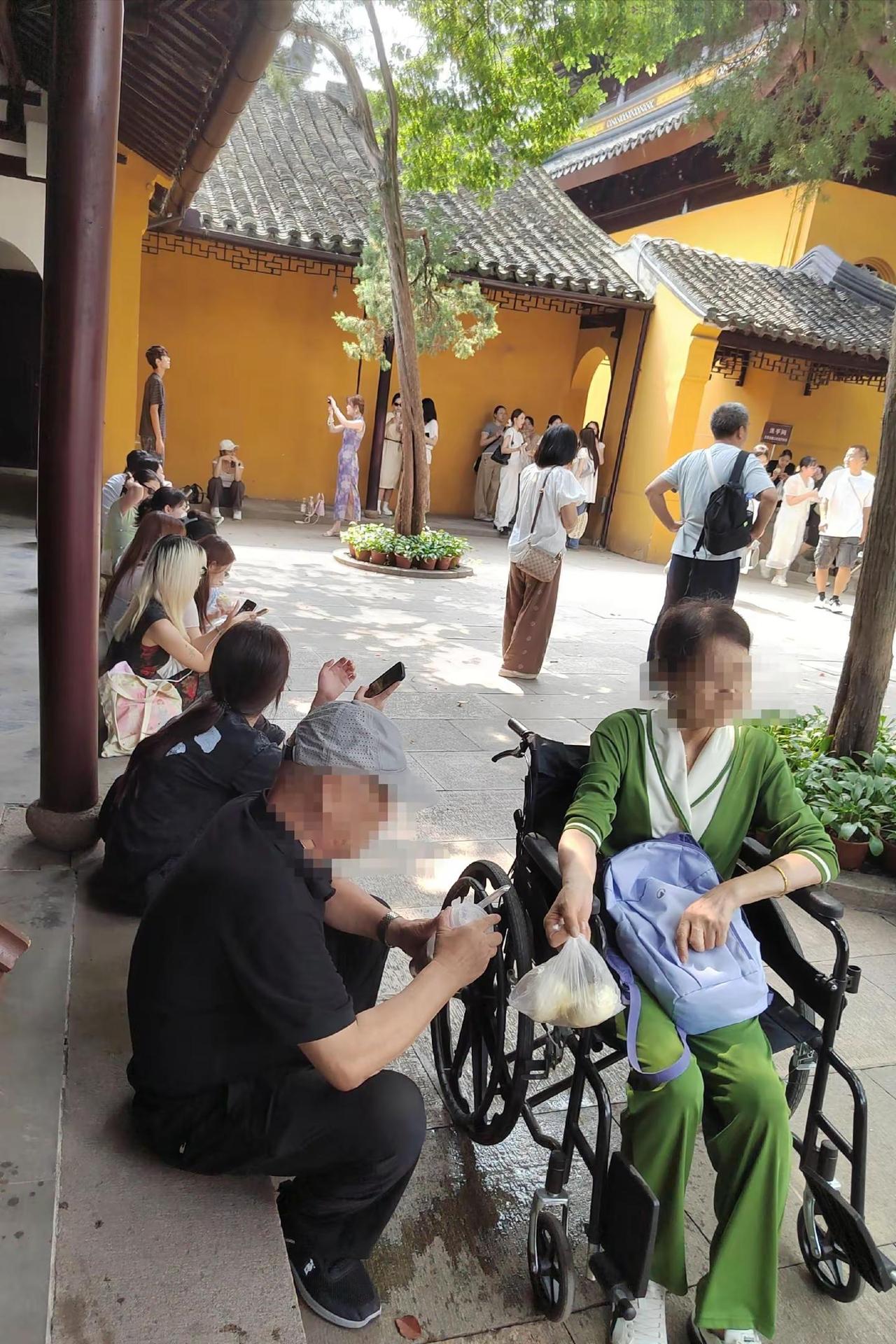 什么是爱呢？也许就是当你老了时你的老头（老太）还愿意推着你和你一起去看这个世界什