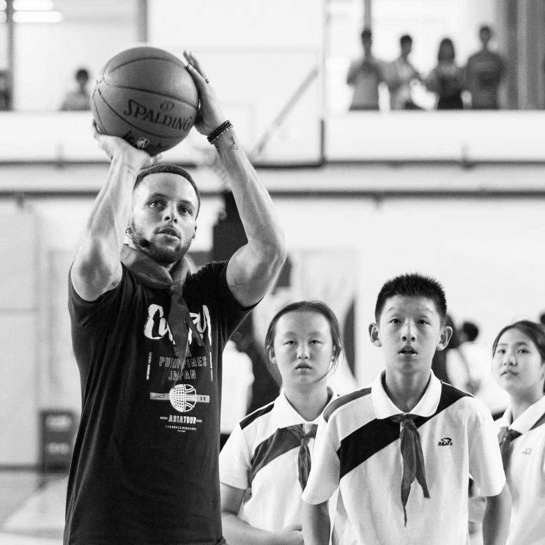 对面的，如您不嫌弃，我每回来投几个三分，您也别包夹我，三分我自己投，半场不行我就