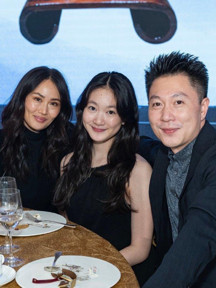 李小鹏一家三口晚宴合照 奥莉14岁近照，完全长开了欸！奥莉14岁近照 ​​​
