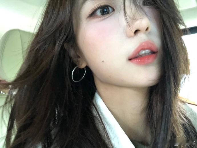 孙千权威微曝感孙千轻曝光自拍照 孙千权威微曝感🈶曝光的自拍画面都觉得非常的有氛