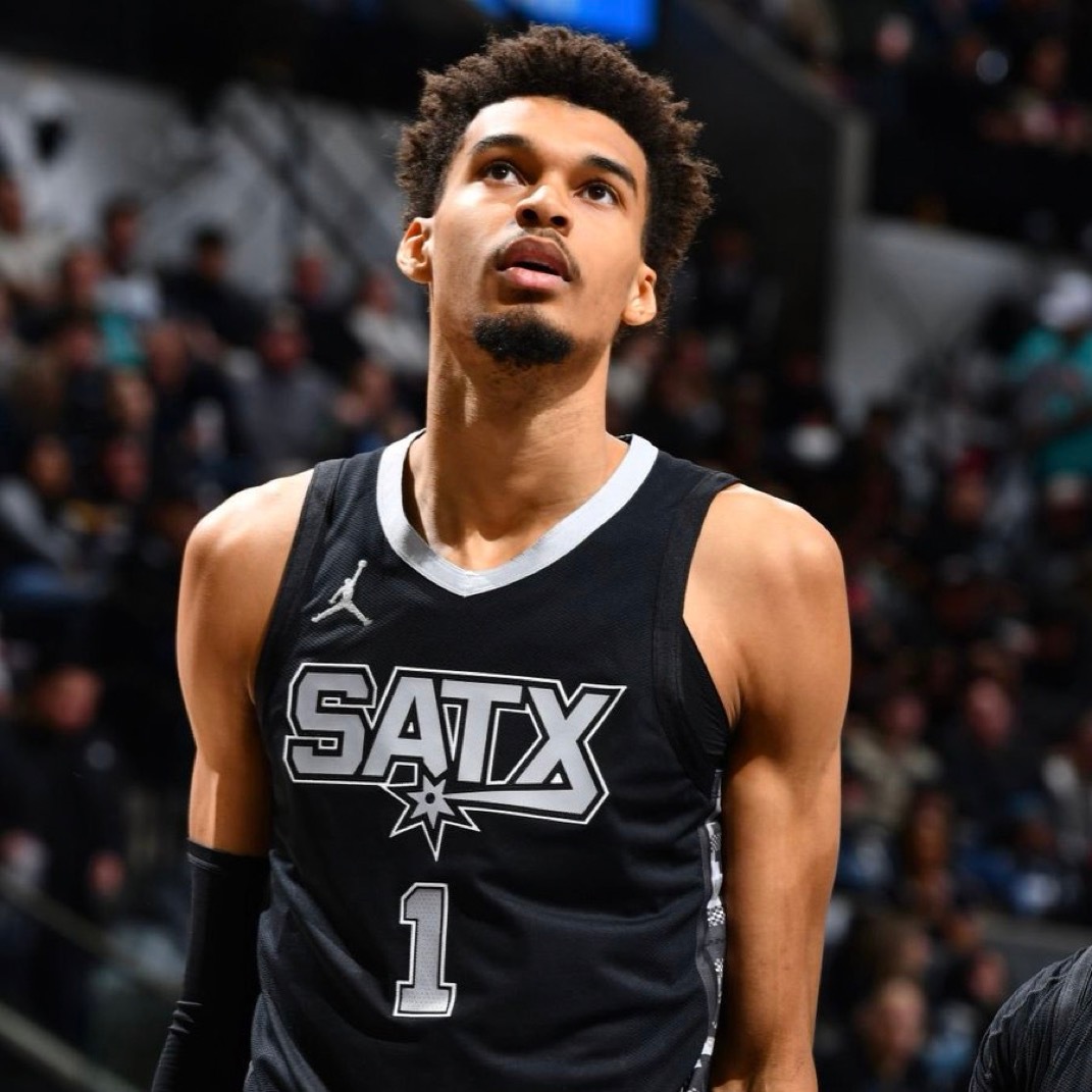 维克托·文班亚马在22岁时MVP投票中位列前3。他的排名高于：杰森·塔图姆  科