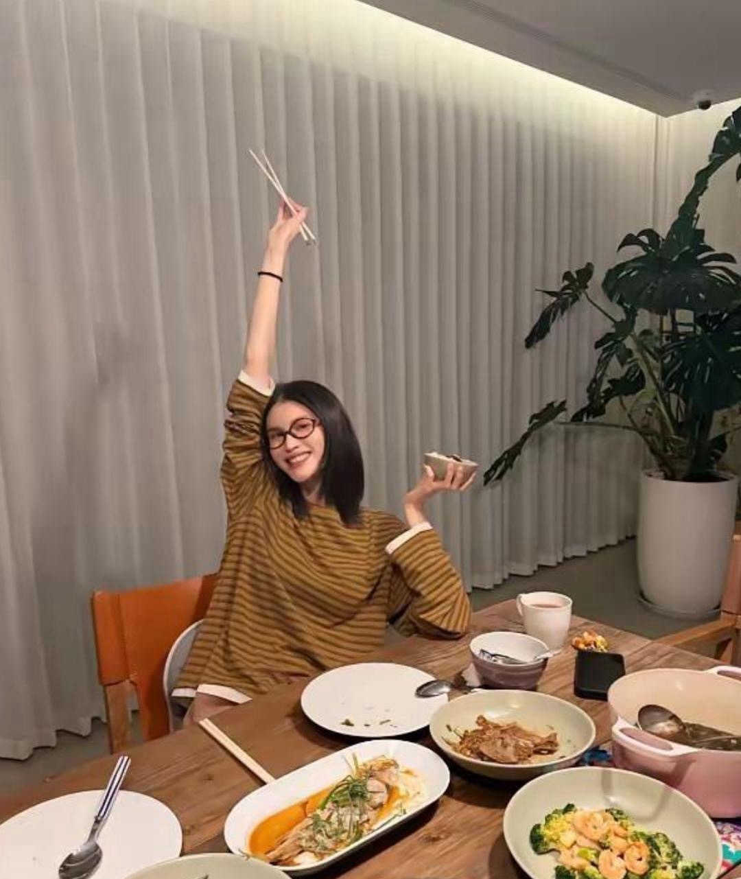 何穗晒出老公陈伟霆做的五菜一汤，甜蜜日常令人羡慕。