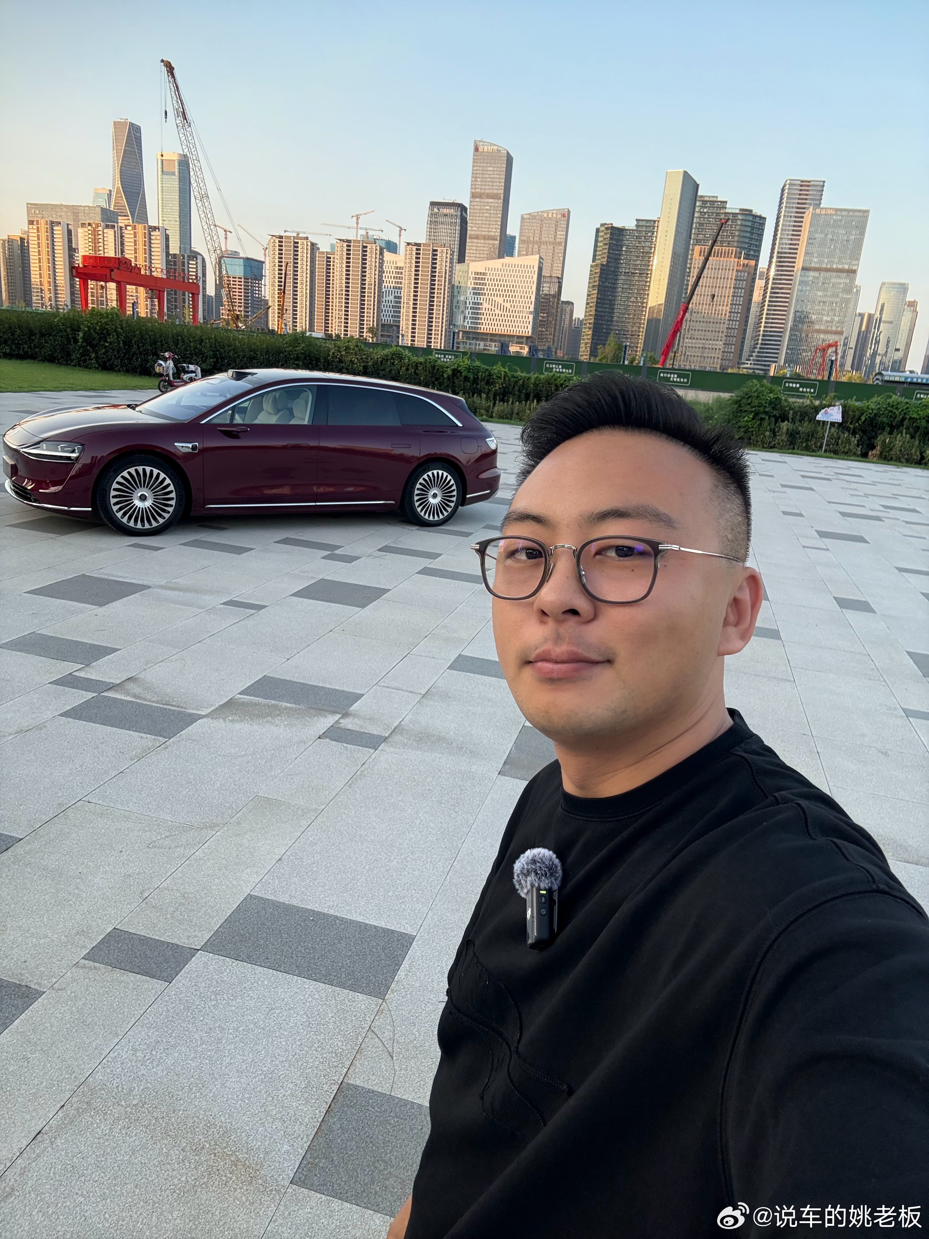 早呀 6点起床赶场了 马上一会飞重庆[笑而不语]跟姚老板混一天吃9顿[超话]  