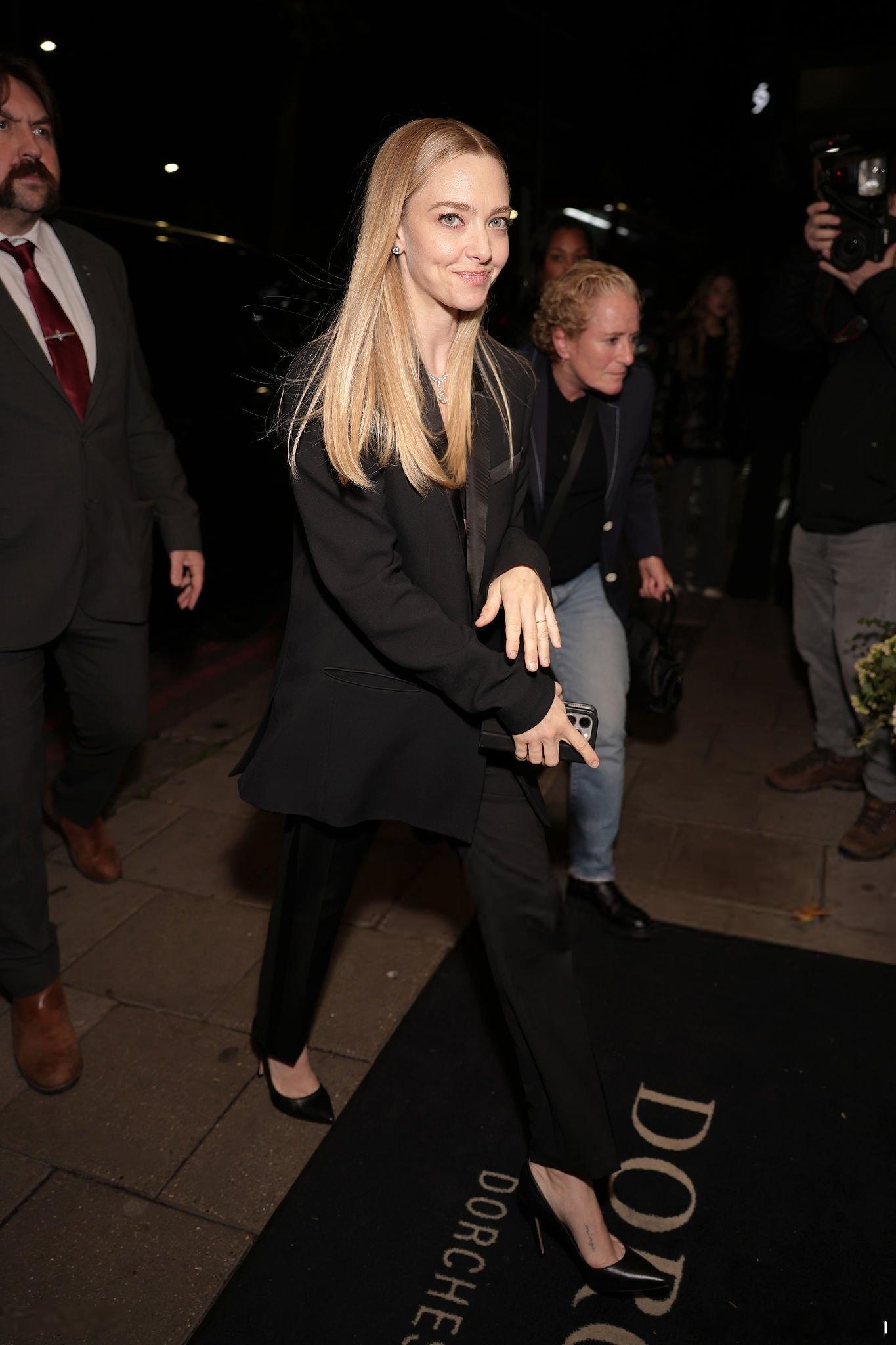 Amanda Seyfried阿曼达塞弗莱得在伦敦外出，换了一套黑色西装前往参加
