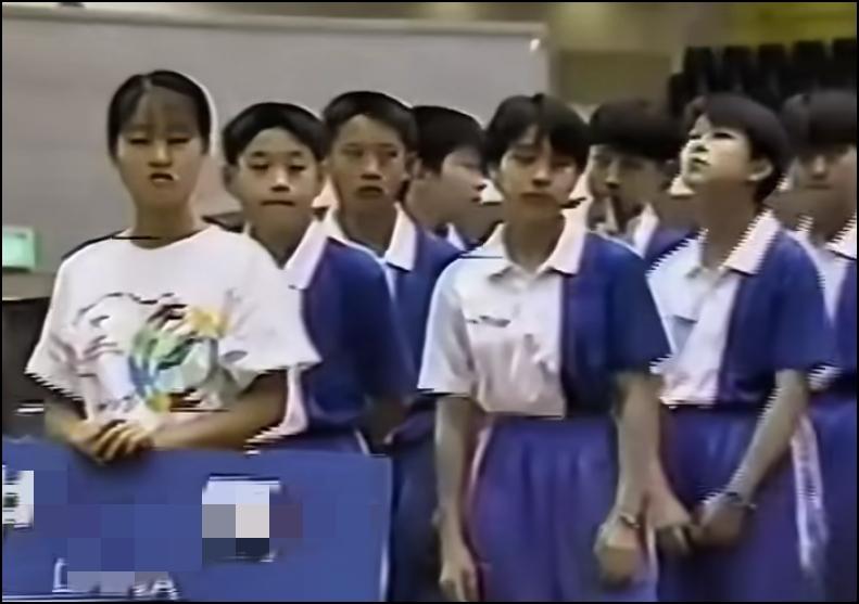 这里面有个小朋友长大后进了乒乓球国家队，现国家一队教练。能猜出来是谁吗？
此人右