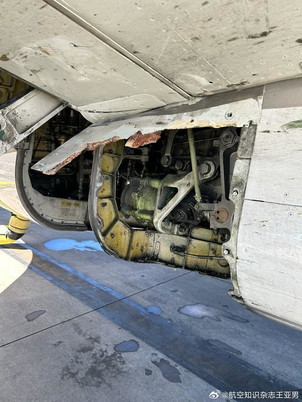 昨天，美国联合航空一架波音737-800从旧金山飞到俄勒冈，落地后一看，飞机腹部