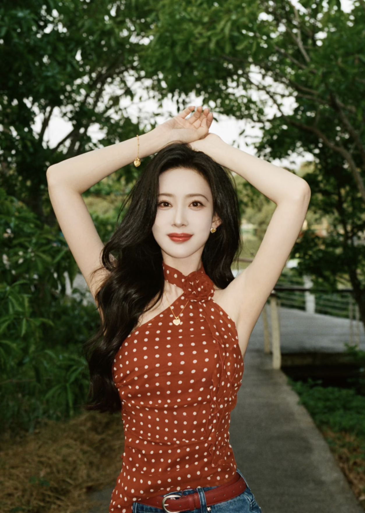 孟子义美的好热烈孟子义大波浪红裙御姐你好星期六直播直播里孟子义一身红裙搭配蓬松大