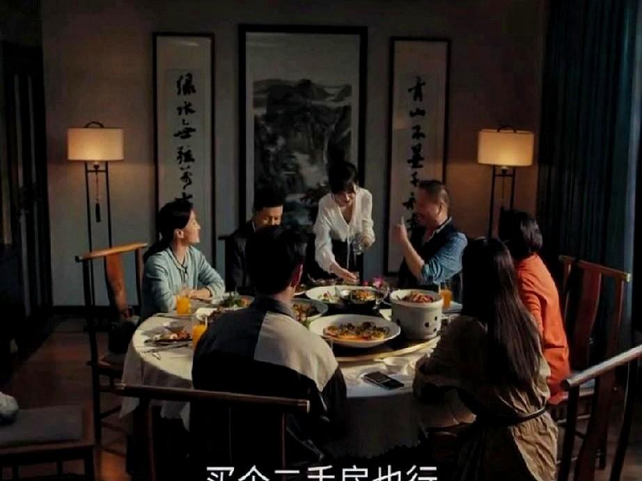 弟弟结婚，姐姐被“首付”拦在门外。

这不是电视剧，是贝壳研究院报告里65%家庭